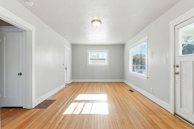 Foto del edificio - 3155 N Farragut St