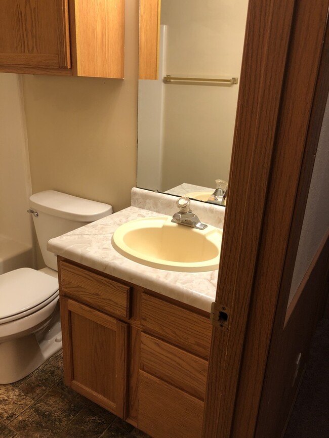Building Photo - 2 Bedroom 1 Bath Unit Available in 4-Plex