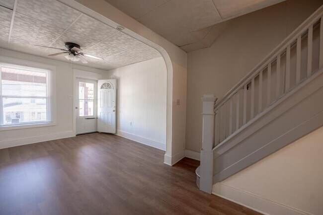 Foto del edificio - 921 W Walnut St