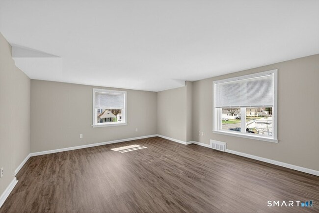 Foto del edificio - 121 Milldale Ave