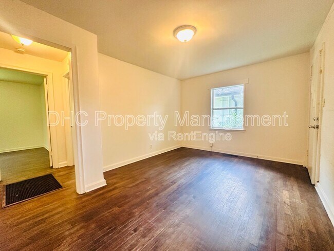 Foto del edificio - 2125 Larchwood Rd SW