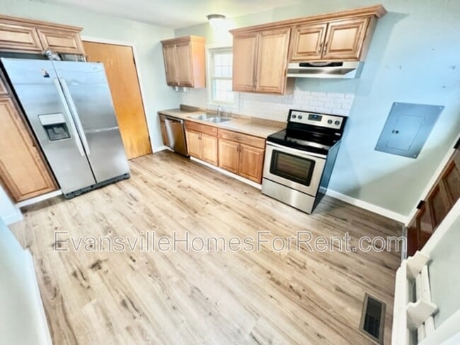 Building Photo - 915 N Helfrich Ave