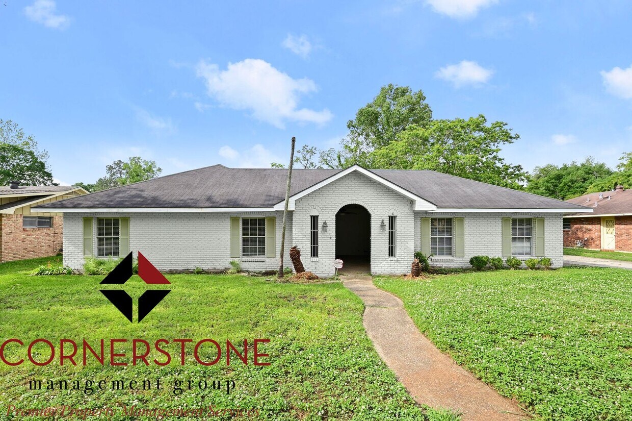 Foto principal - 4 Bed / 2 Bath | $2,000/mo | Move-in Ready