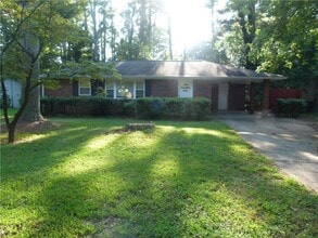 Building Photo - 900 Oriole Ln S E