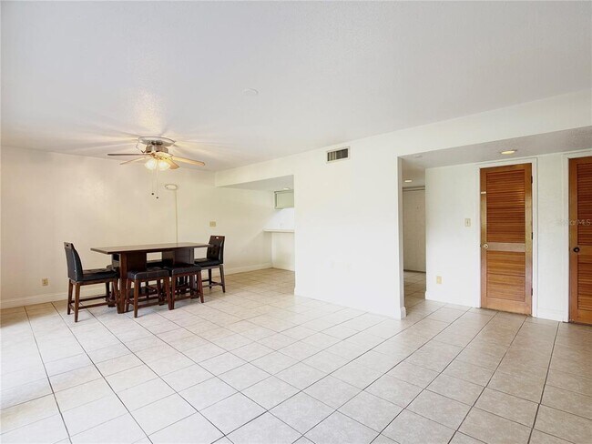 Foto del edificio - 3033 Camelot Dr