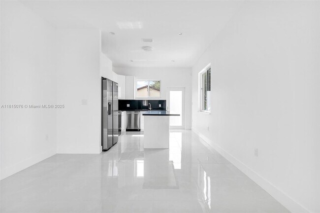Building Photo - 785 SW 7th Ave