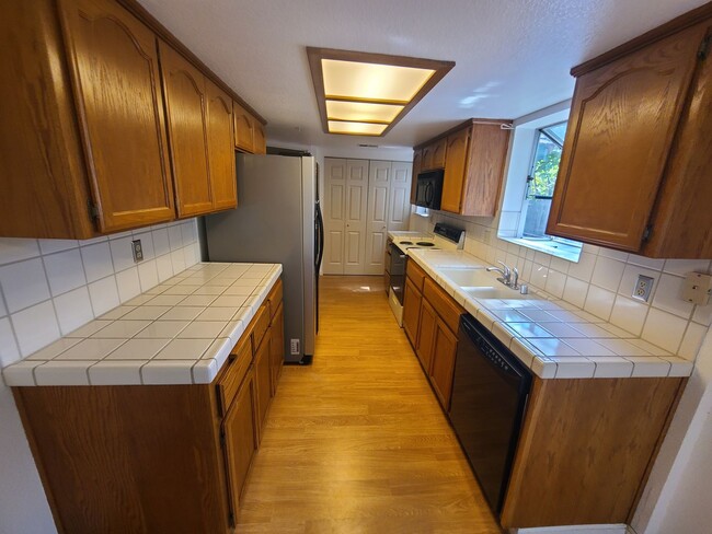 Foto del edificio - Charming 2 Bedroom Townhouse in Castro Val...