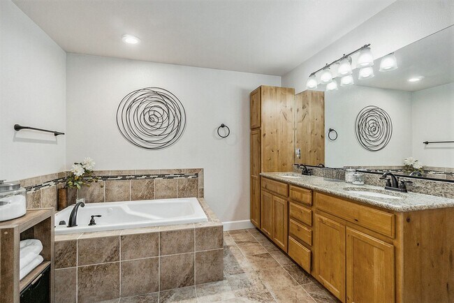 Foto del edificio - Gorgeous 6 Bedroom/3.5 Bathroom Home!