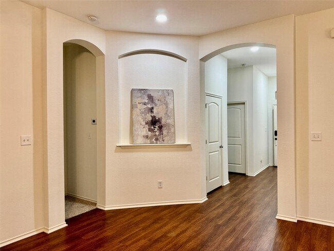 Foto del edificio - 962 Oak Lynn Dr