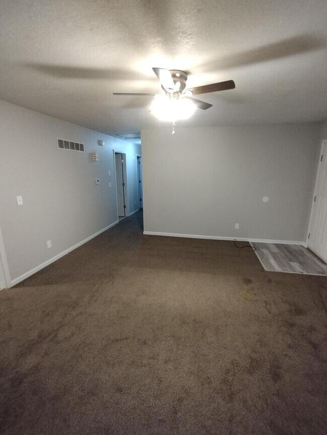 Foto del edificio - Cozy 3 bedroom and 2 full bath with in a huge duplex in Liberty off I -35.