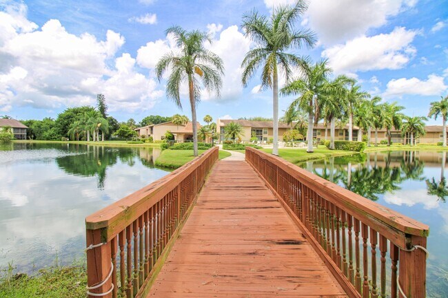 Building Photo - ***SEASONAL RENTAL***NORTH NAPLES***FULLY FURNISHED***TURN KEY***CLOSE TO EVERYTHING***GREAT LOCA...