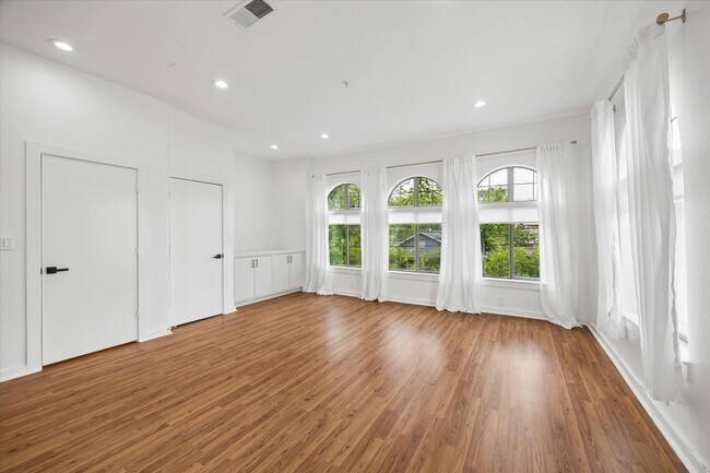 Building Photo - 806 Jackson Hill St