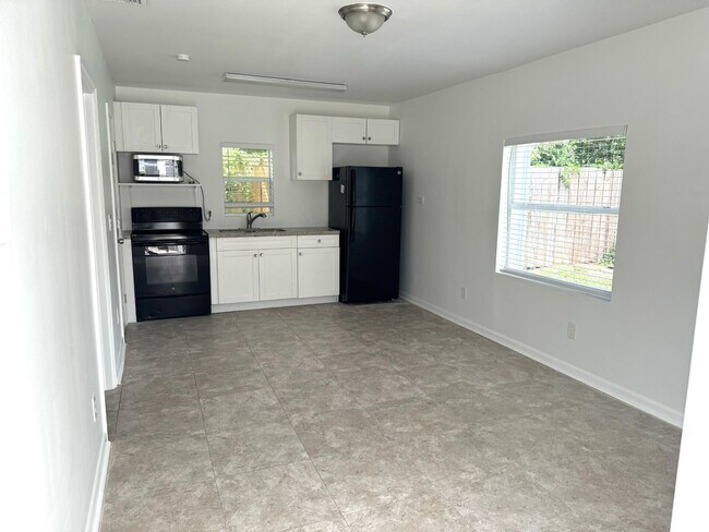 Building Photo - 415 58th St