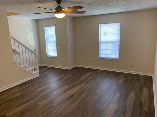 Foto del edificio - Spacious 2-Bedroom Townhouse with Garage