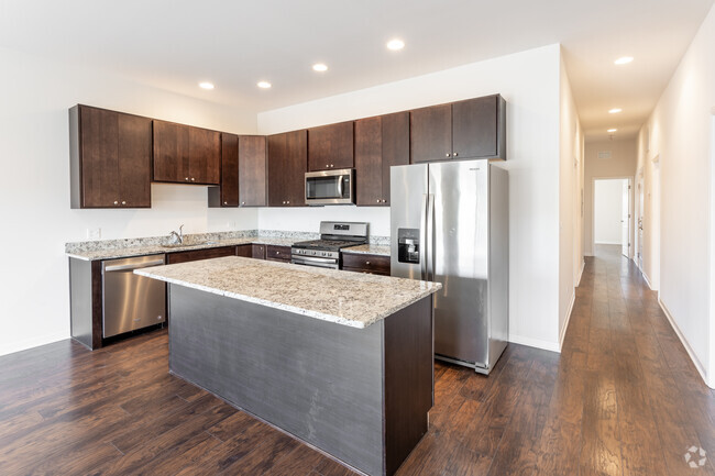 2BR,2BA,1400SF - 4015 N Narragansett Ave