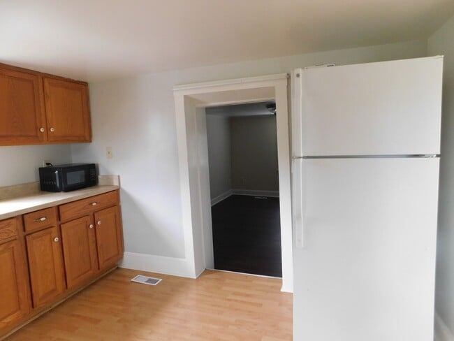 Building Photo - Country Living!