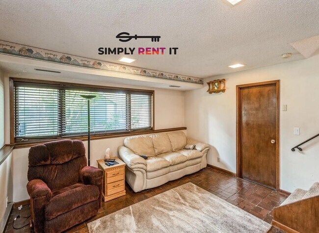 Foto del edificio - 3 Bedroom With 2 Car Garage, Outskirts of Ames, Available Now