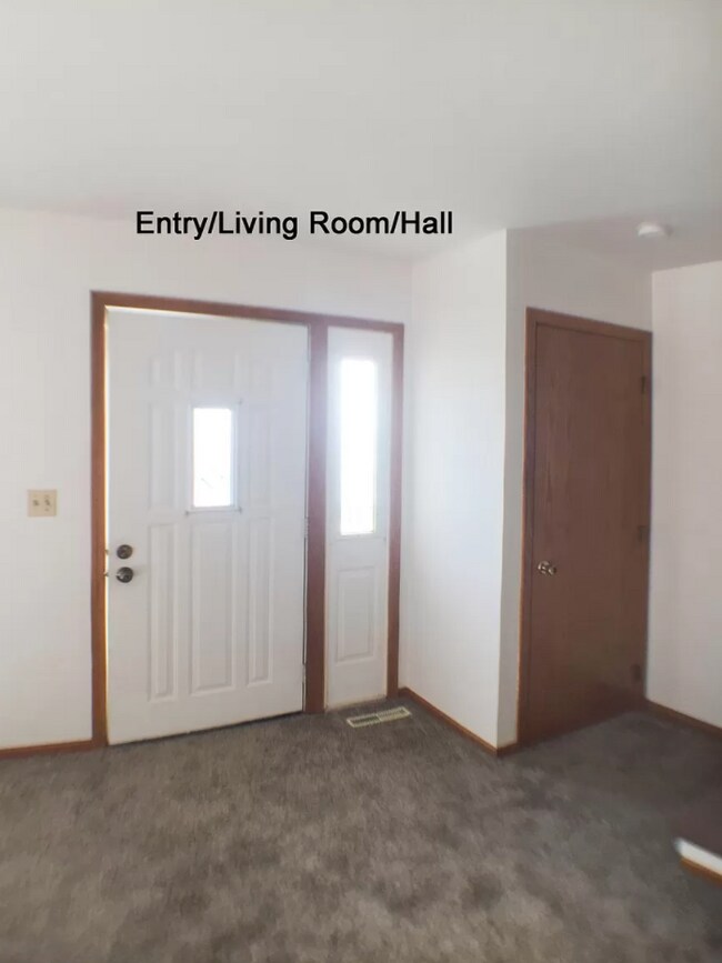 Building Photo - 762 Pleasant St