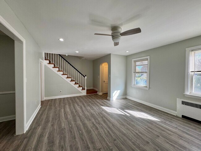Building Photo - Charming 3 Bedroom/3 Bathroom Townhome in ...