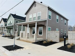 Building Photo - 708 E Johnson Ave