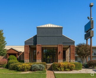 Building Photo - 4025 Parkway