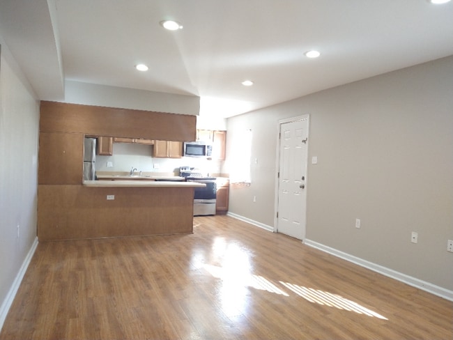 Building Photo - 6250 Bellaire Dr