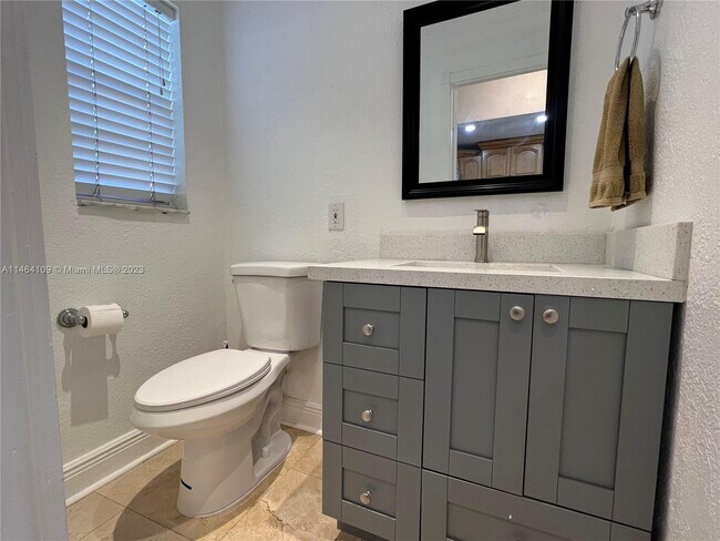 Foto del edificio - 6705 N Kendall Dr