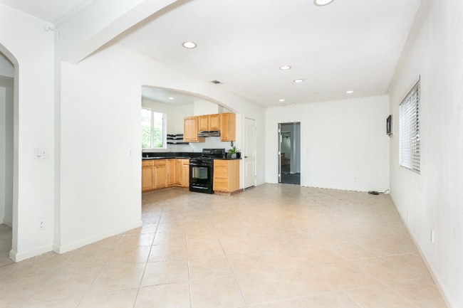 Building Photo - 326 N Naomi St