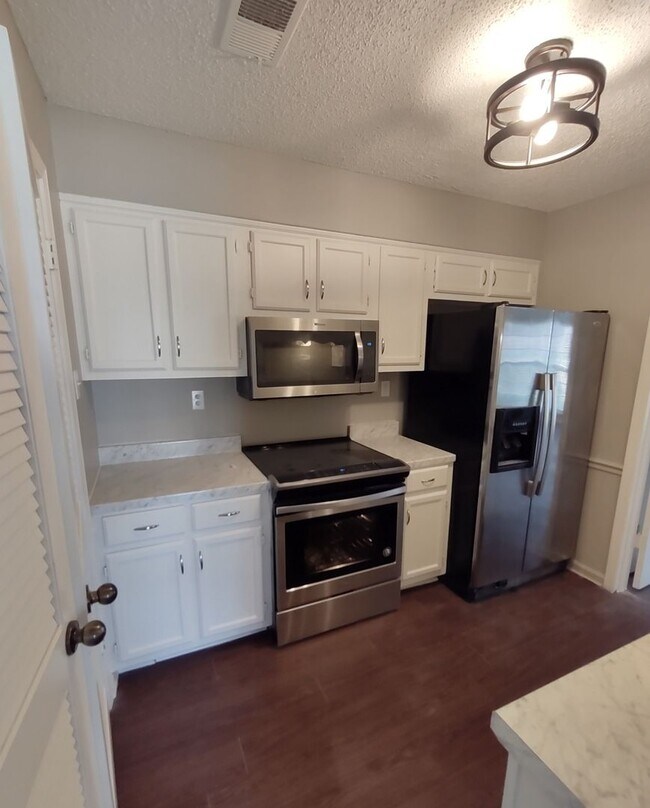 Building Photo - Spacious 2 bedroom, 2 bath town home for lease