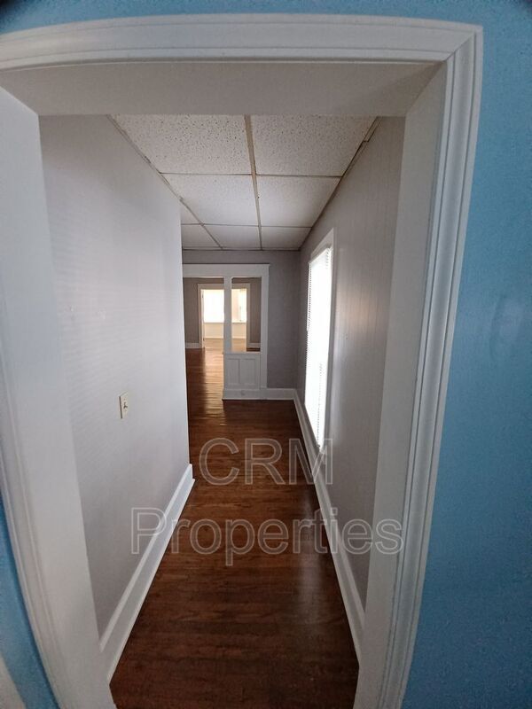 Building Photo - 2304 E Memorial Dr
