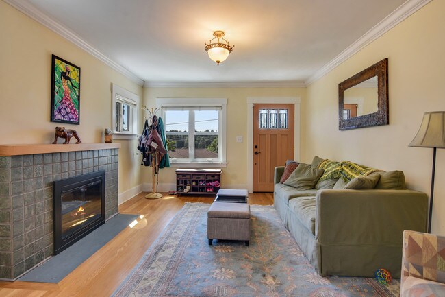 Entry - 2534 30th Ave S
