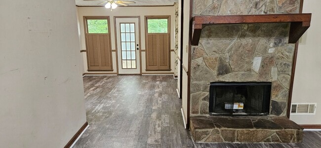 Building Photo - Spacious Home