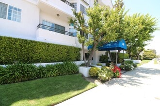Building Photo - 4455 Hazeltine Ave