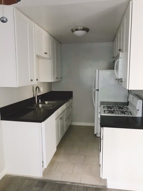 Brand New Kitchen with amenities - 1633 S Bundy Dr