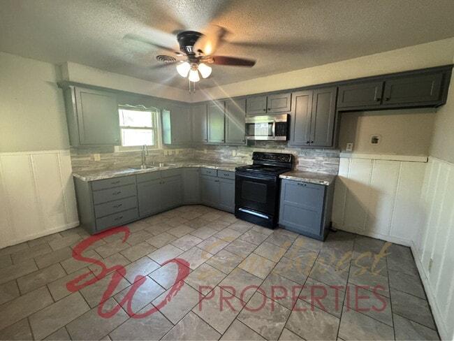 Foto del edificio - Large 3 bedroom 1 bath close to everything!