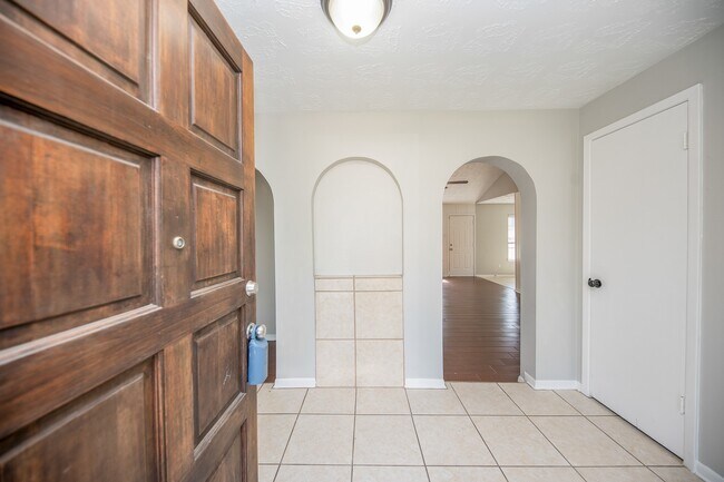 Foto del edificio - 6835 Castleview Ln