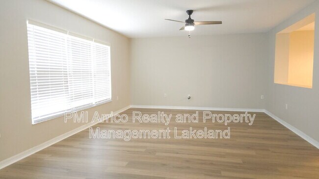 Foto del edificio - 6955 Lake Eaglebrooke Dr