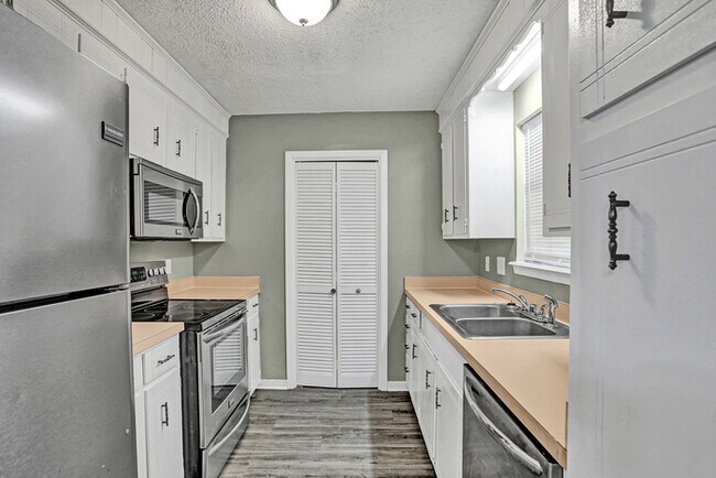 Foto del edificio - 4615 Sherbrook Dr