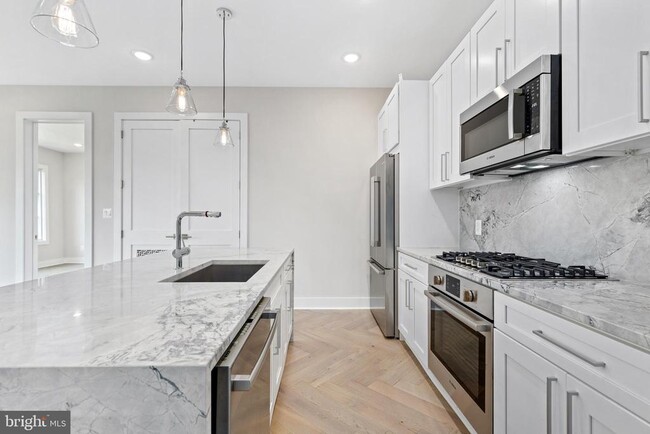 Building Photo - 1240 Raum St NE