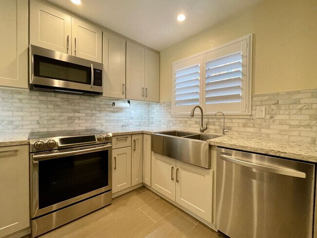 Foto del edificio - Fresh 2 Bedroom 2.5 Bath Townhome in Downt...