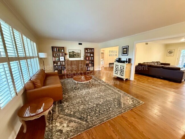 Foto del edificio - 7104 Catalonia Ave