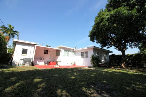 Building Photo - 1910 Alamanda Dr