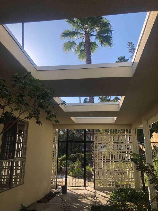 Foto del edificio - 3248 Canyon Lake Dr