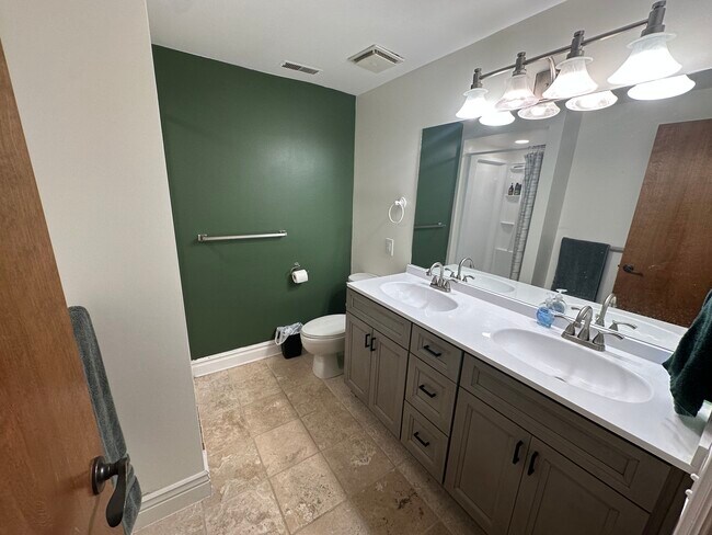 Baño compartido con lavabo doble. - 921 Ashley Cir