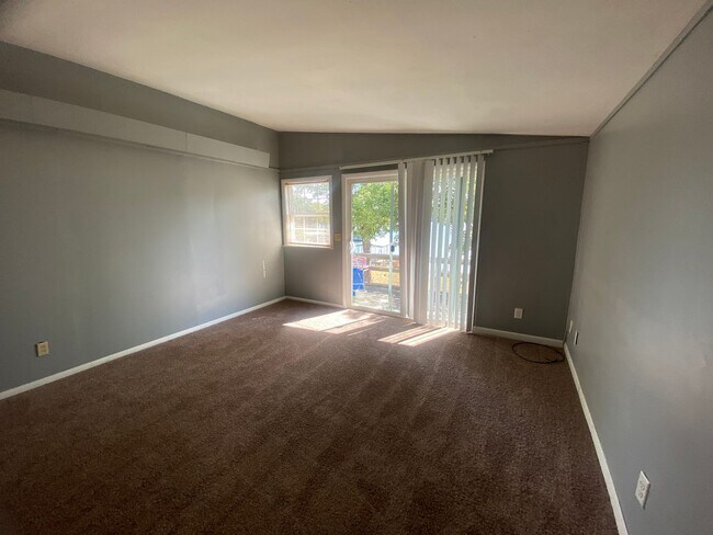 Foto del edificio - LONG TERM LAKEFRONT RENTAL 1B/1B  Apartment Camdenton Area