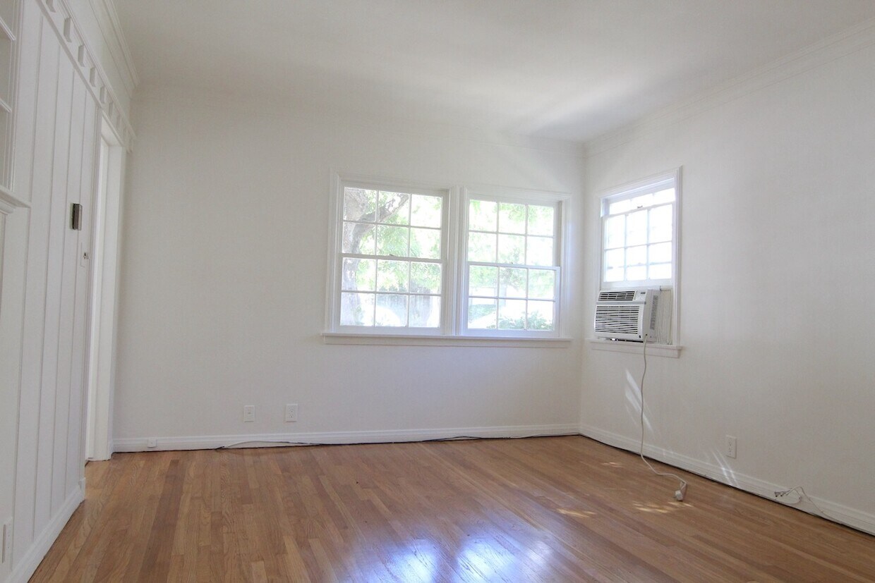 Primary Photo - 10364 Ashton Ave