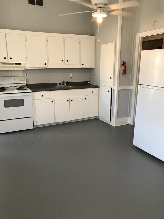 Building Photo - 822 Edwards St