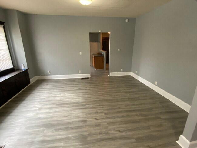 Building Photo - 434 N Gladstone Ave