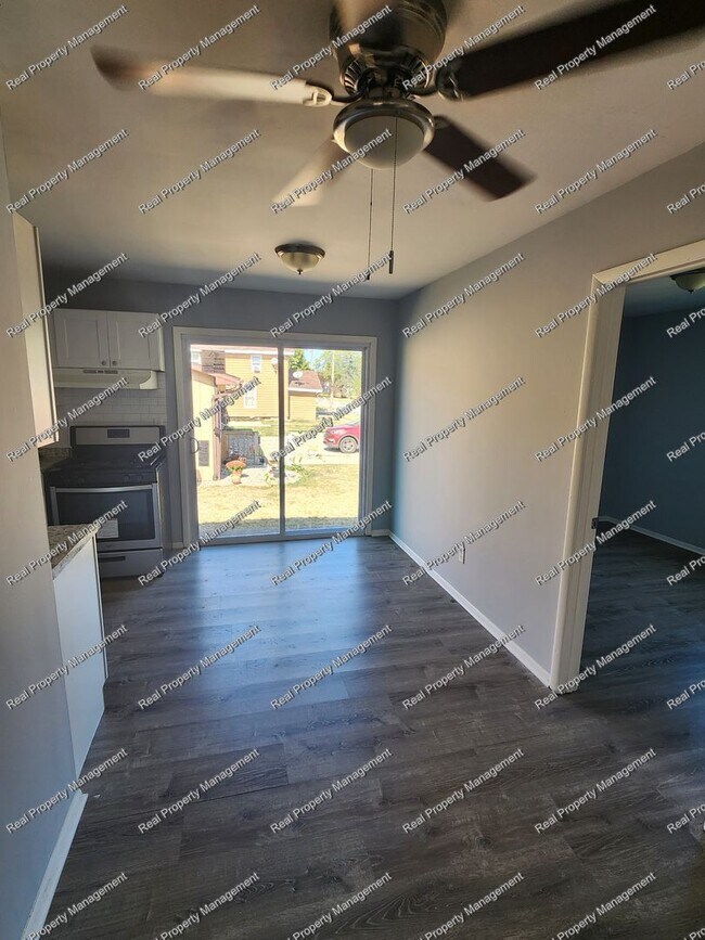 Foto del edificio - Two Bedroom Crown Point Apartment