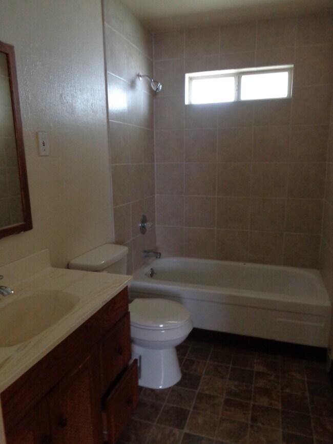 Building Photo - Adorable Three Bedroom